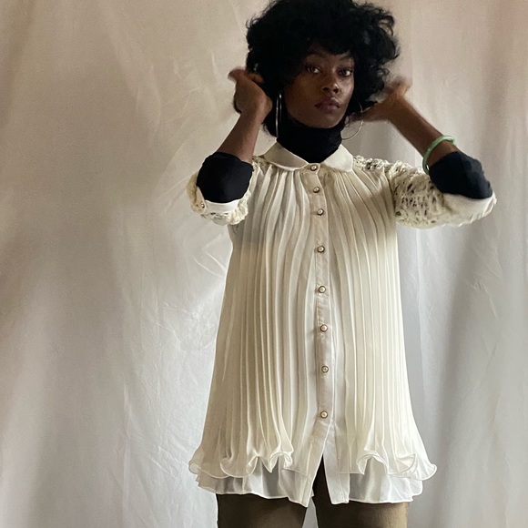 Vintage Off white pleated blouse with pearl buttons - Picture 16 of 17